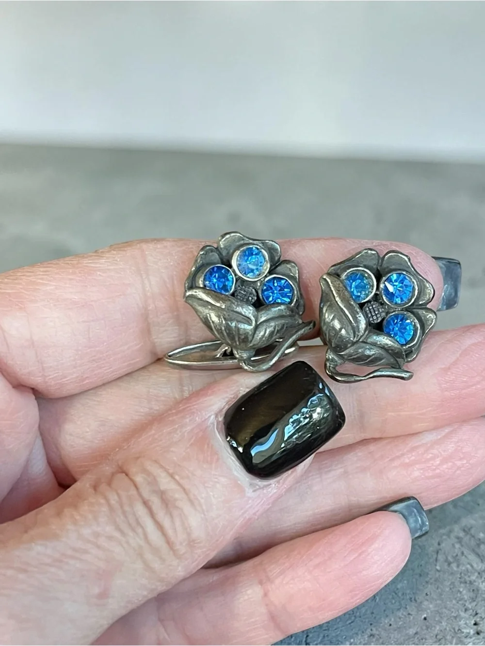 Vintage Floral Silver Tone Cufflinks w Vibrant Blue Rhinestones